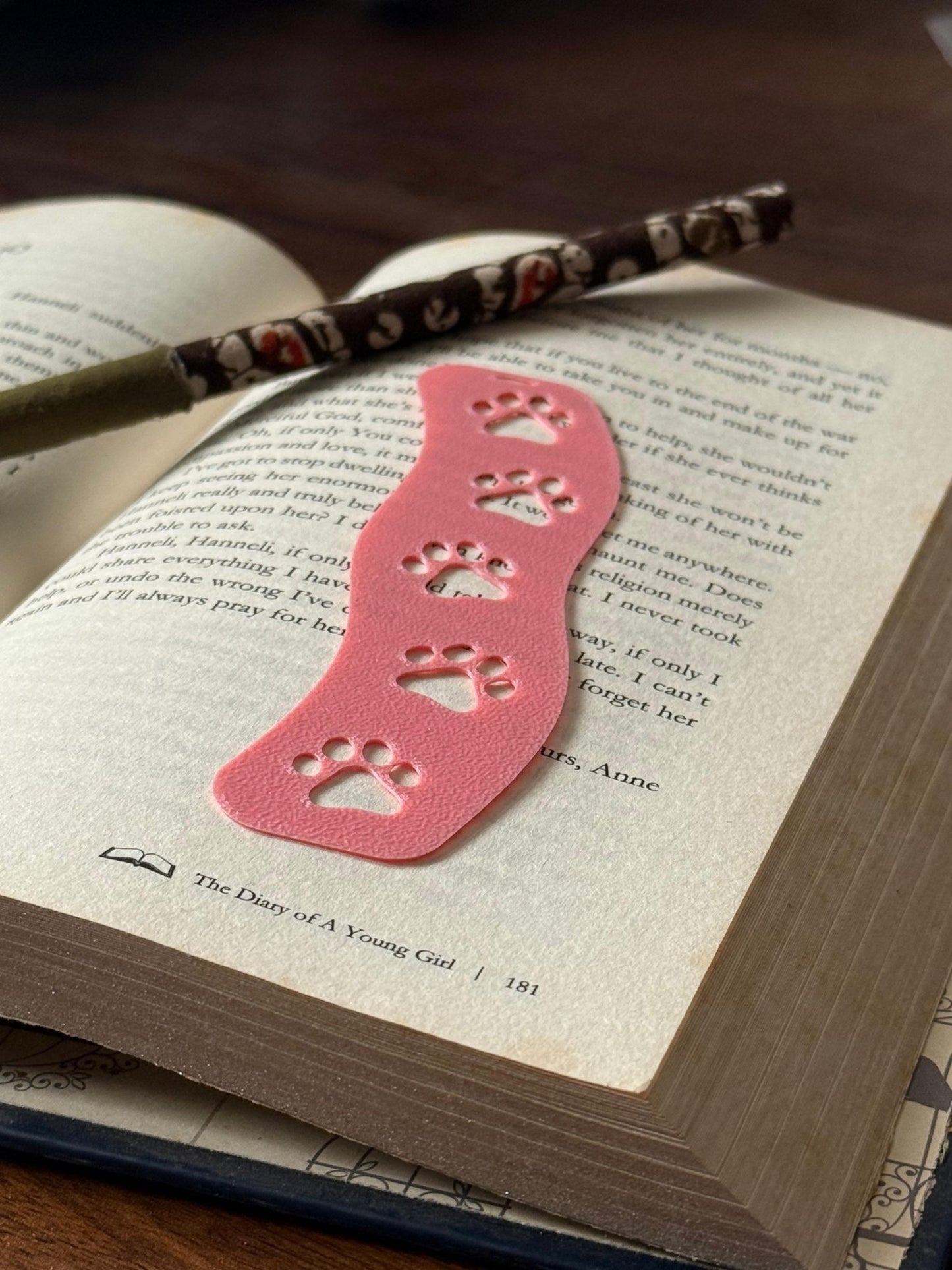 Paw - some bookmark - the3dpenguin
