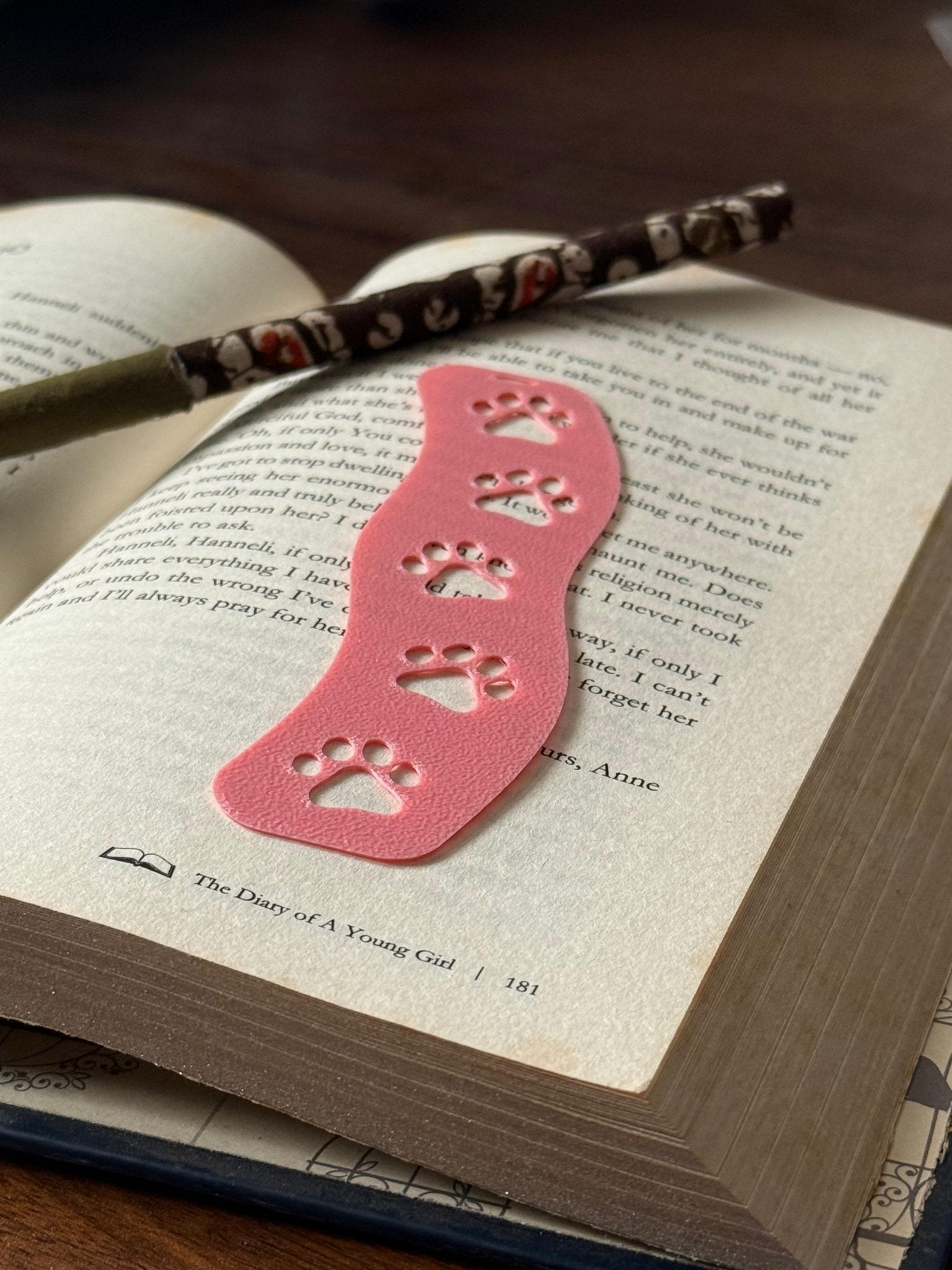 Paw - some bookmark - the3dpenguin