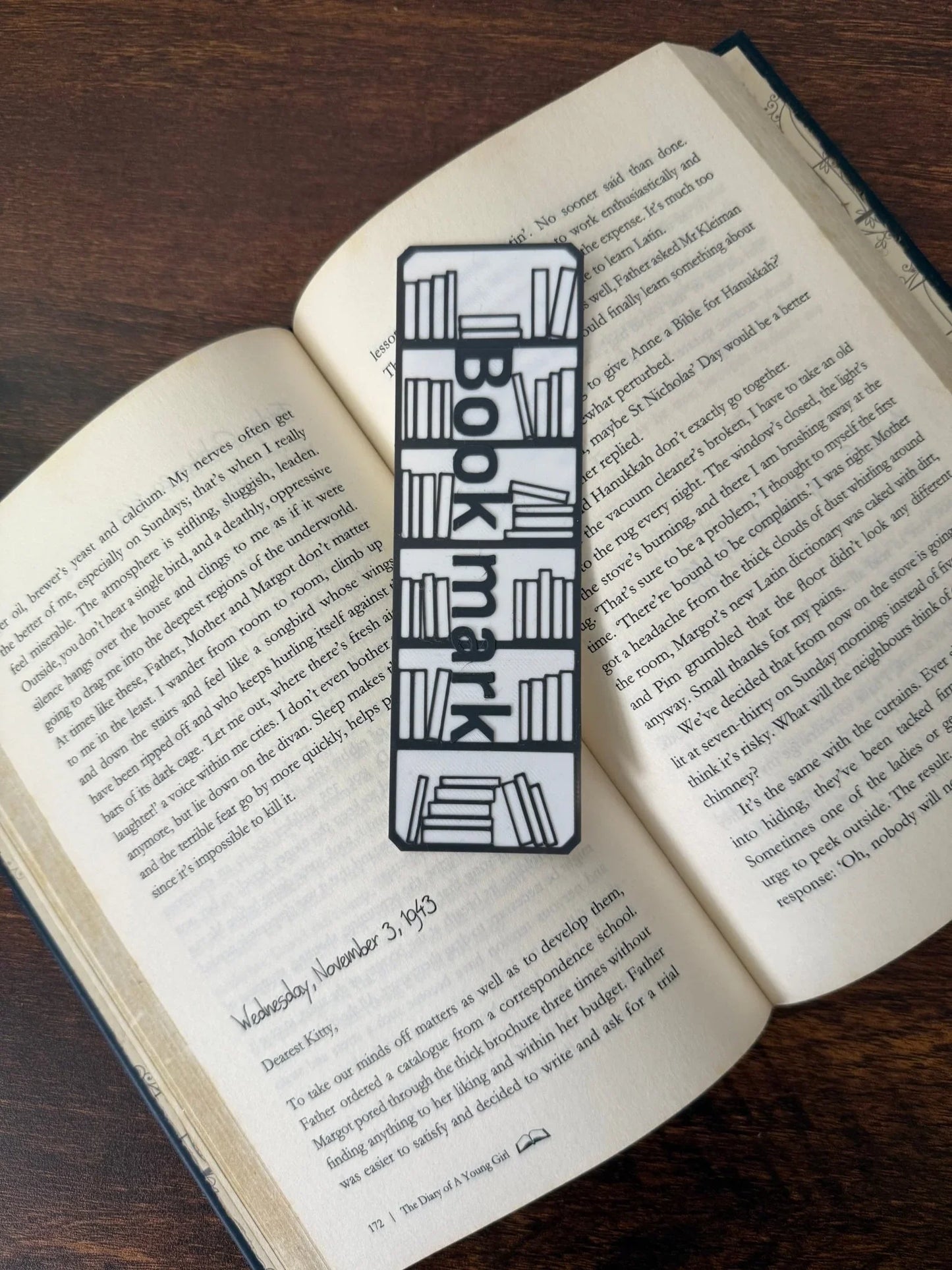 Shelfie – The Bookshelf Bookmark - the3dpenguin