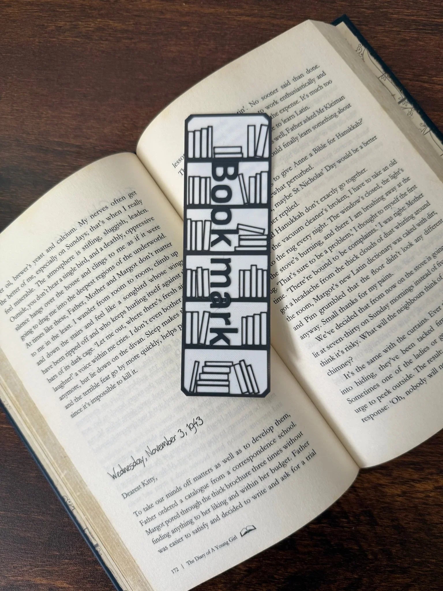 Shelfie – The Bookshelf Bookmark - the3dpenguin